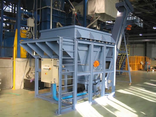 Loading system for melting furnace with vibrating hopper