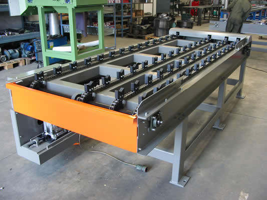 Trasportatore a catene con pallet e intermittore