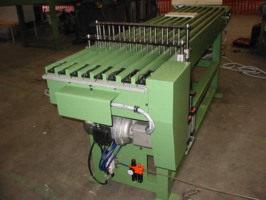 Accumulation chain conveyor with positioning system