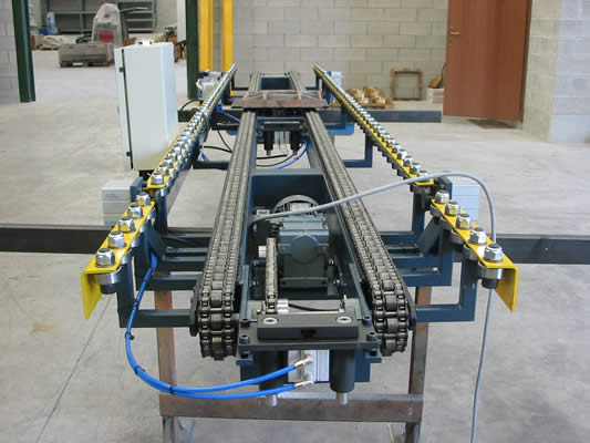 Accumulation chain conveyors for pallets
